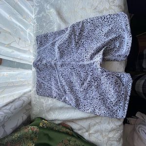 Wunder train 6”inseam size 4 venture floral alpine white black